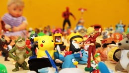 Foto mostra vários brinquedos de personagens famosos em cima de bancada