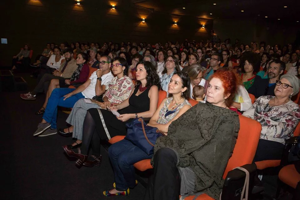 A plateia assistiu ao documentário que relata a parceria do projeto (Foto: Aline Arruda)