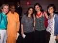 Foto mostra AnaMaria Schindler, Swami Nirmalatmananda, Kiran Bir Sethi, Ana Claudia Arruda Leite e Ana Lucia Villela sorrindo