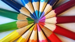 Lápis coloridos juntos formando um circulo.
