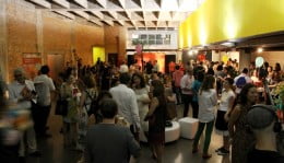 Foto do evento celebrando 10 anos do Criança e Consumo mostra várias pessoas em um espaço de São Paulo