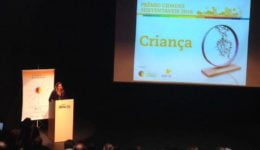 Foto durante Prêmio Cidade da Criança mostra palestrante ao lado de telão