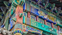 Detalhes de uma construção chinesa, cheio de cores e símbolos.