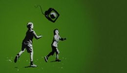 Ilustração mostra dois meninos correndo atrás de uma televisão voadora.