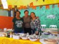 Barraca de comes e bebes com moradora do Jd. Pantanal no "Arraial da Comunidade"