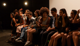 Foto da estreia do documentário Eleições mostra vários adolescentes sentados