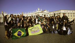 Foto de grupo selecionado para a conferência "Eu Posso" segurando uma bandeira do Brasil e outra do Criativos da Escola