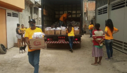 Foto mostra pessoas distribuindo cestas básicas durante a pandemia de Covid-19