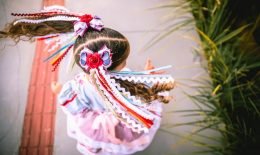 Imagem representando uma infância digna mostra menina dançando com roupa rosa de festa junina e maria chiquinhas