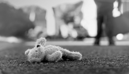 Foto em preto e branco de urso de pelúcia no chão. Representa o luto pela ação ocorrida no Jacarezinho
