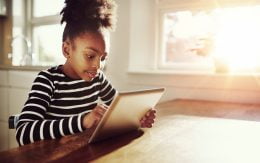 Foto de criança negra segurando tablet