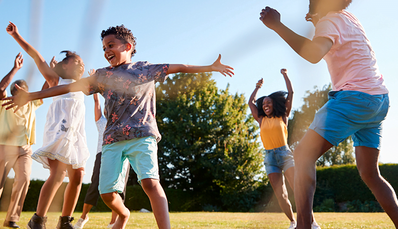 Foto mostra crianças felizes celebrando ao ar livre