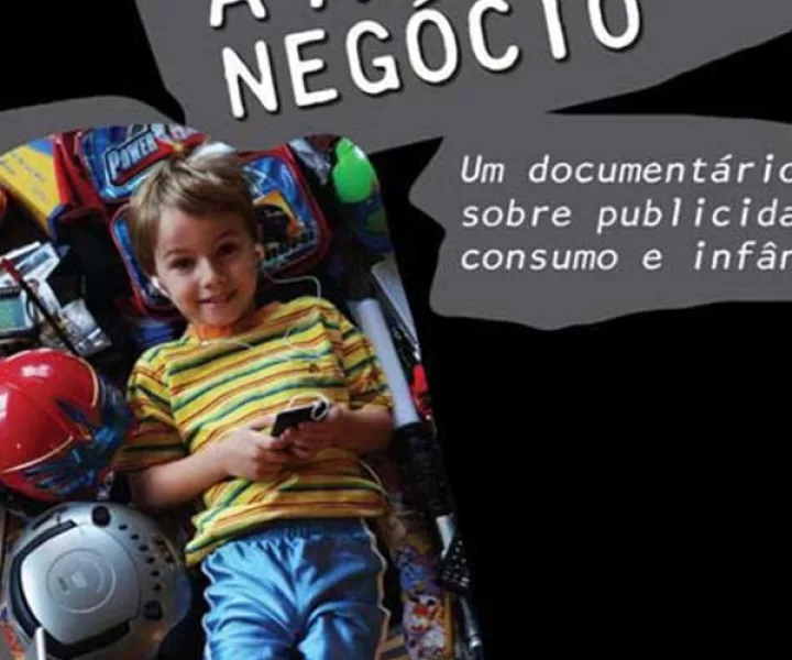 Capa do documentário "Criança, a alma do negócio". Na capa, uma criança ouve música do celular e, em torno dela, há alguns eletrônicos e produtos infantis.