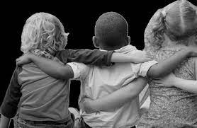 Política de Vulneráveis Completa. Imagem em preto e branco de crianças abraçadas de costas.