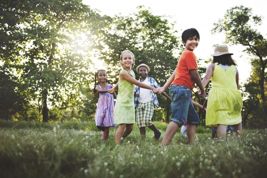 Conselho Econômico e Social da ONU: na foto, um grupo de crianças brinca em roda em um jardim arborizado