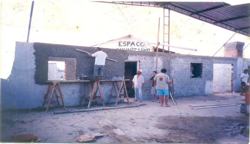 Contrução do Espaço Cultural Pantanal. Na imagem, homens trabalham com cimento e estacas de madeira na construção do espaço.