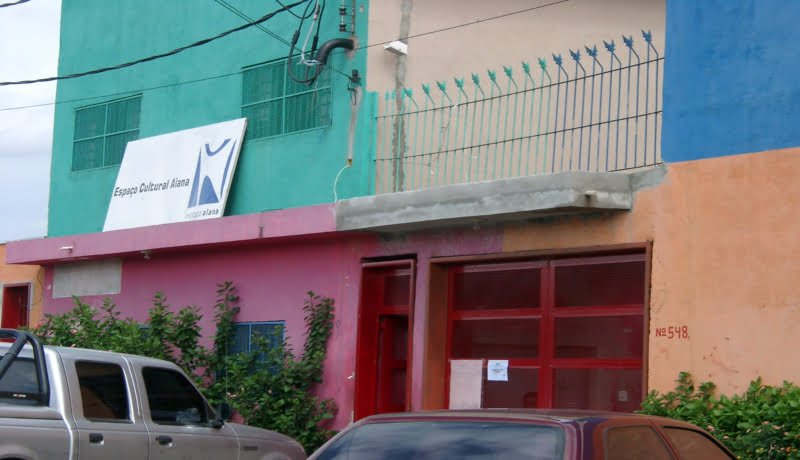 Na imagem, a fachada de uma casa colorida, com um letreiro escrito: "Espaço Cultural Alana".