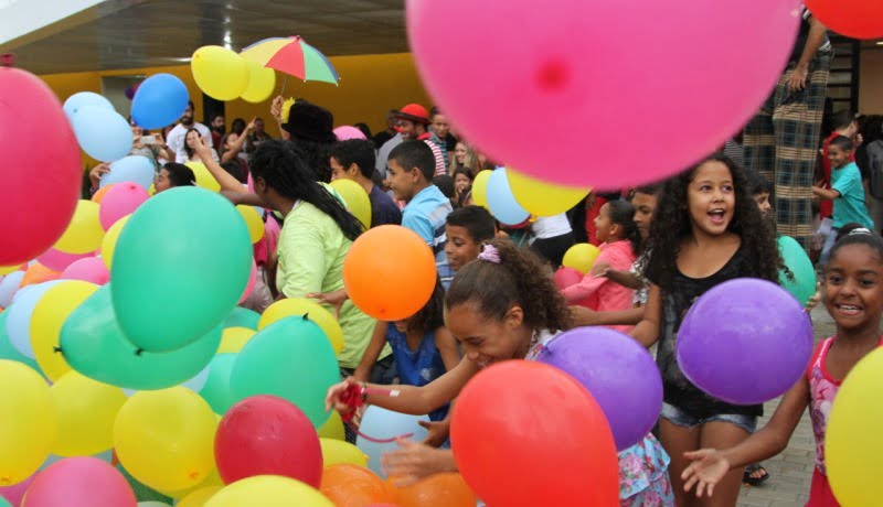 Inauguração do novo Espaço Alana. Na imagem, crianças brincam com bexigas.