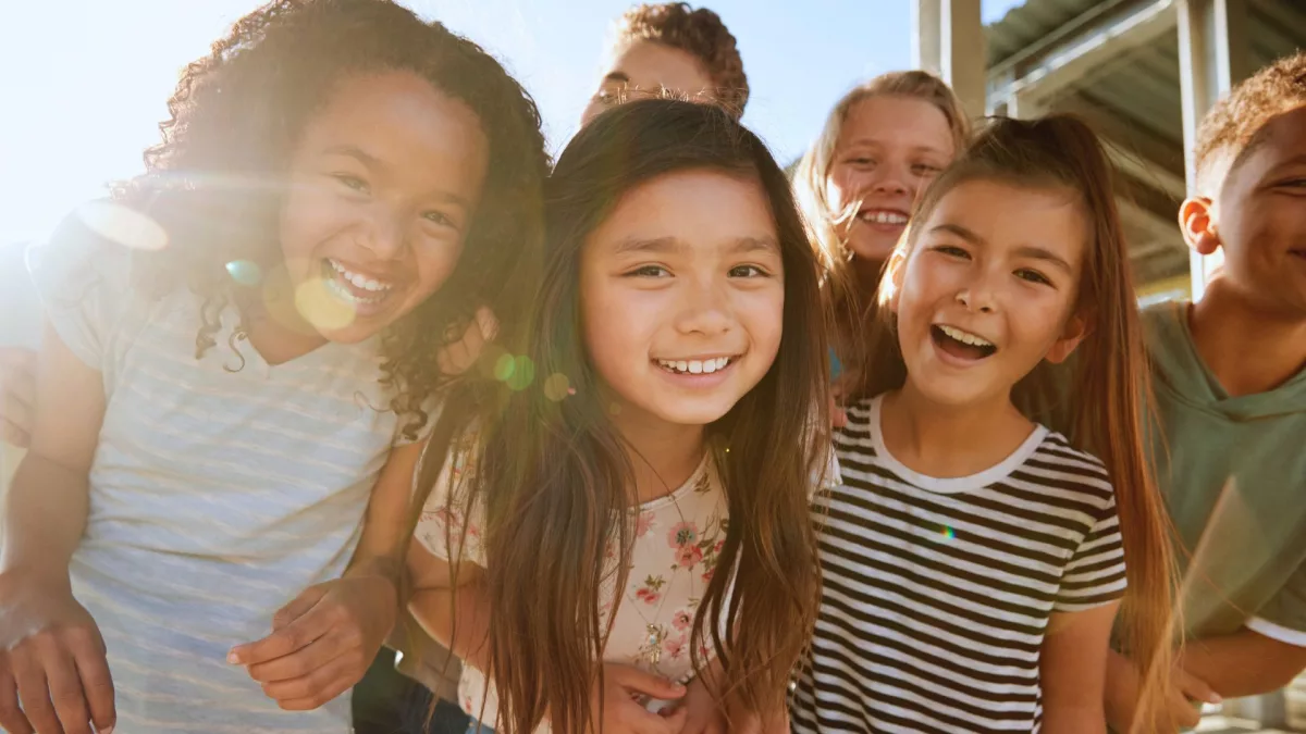 Imagem de um grupo multiétnico de crianças sorridentes. A foto ilustra a matéria "PPA: inclusão de crianças e adolescentes de forma prioritária no orçamento governamental foi uma das principais conquistas de 2023".