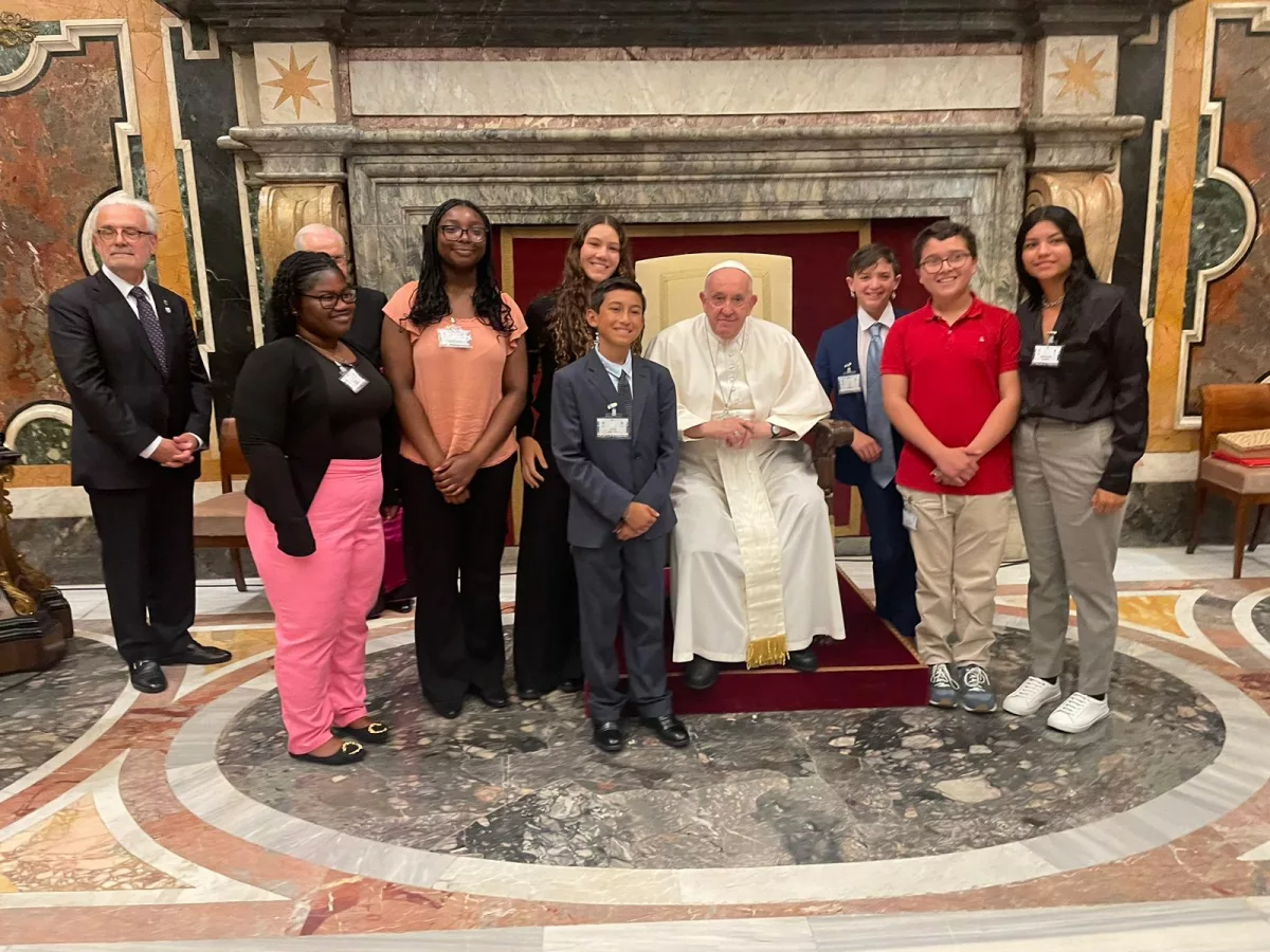 Papa Francisco posa ao lado de crianças e adolescentes, que compartilharam seus pontos de vista sobre a natureza e a crise climática
