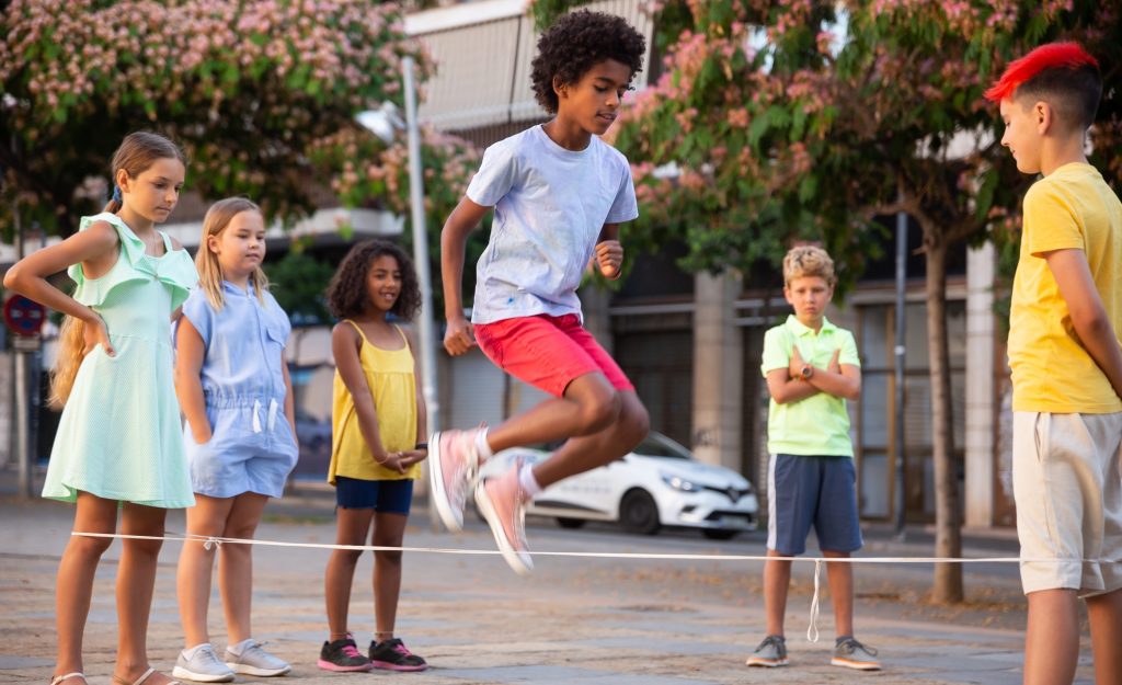 Eleições Municipais 2024: na foto, crianças brincam de pular corda na rua