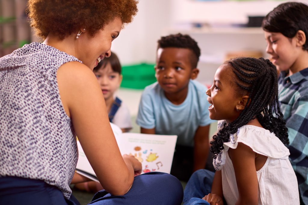 A imagem ilustra a notícia sobre pesquisa internacional analisa os impactos da formação continuada na educação inclusiva