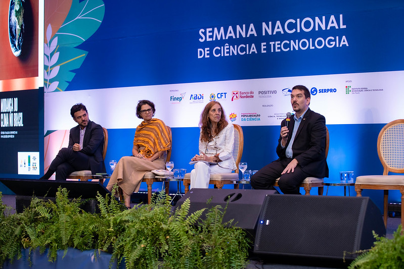 Lançamento IPCC: na foto, quatro pessoas estão em um palco em uma roda de conversa