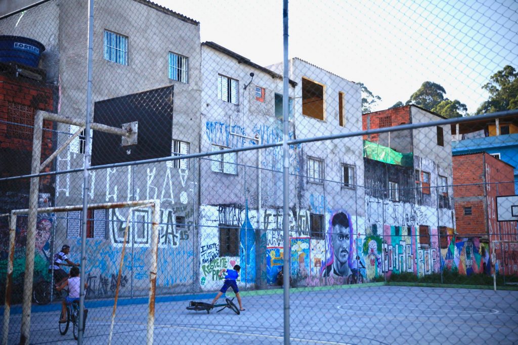 Pátio escolar sem verde em escola de Carapicuíba, SP