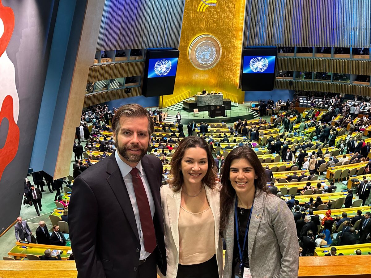 Cúpula do Futuro: na foto, três adultos posam para foto. Ao fundo, a Assembleia Geral da ONU