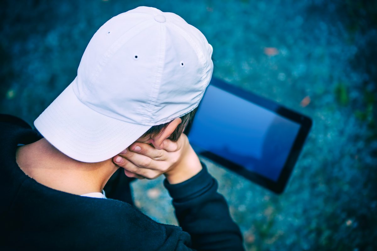 Alto Comissariado da ONU e o impacto da tecnologia nos direitos de crianças e adolescentes: na foto, adolescente branco usa um tablet