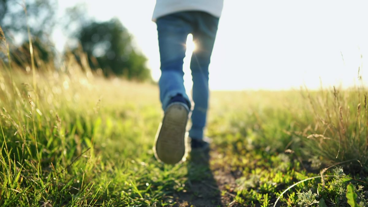 Guia reúne recomendações para a proteção de crianças e adolescentes em meio à crise climática: na imagem, criança caminha em um gramado