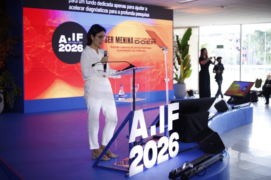 Palco do A.IF 2026 durante apresentação sobre saúde menstrual, dor pélvica e endometriose.